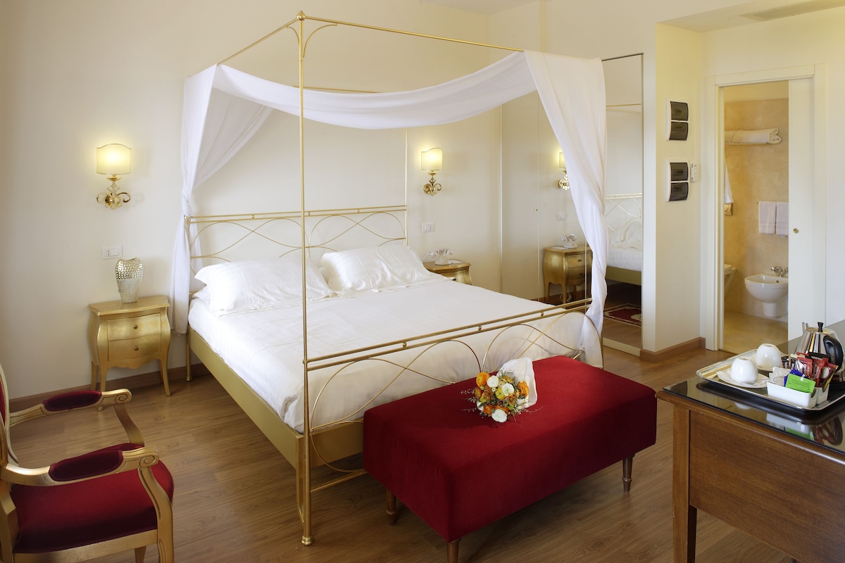 Ropa de cama de alta calidad, cubrecamas y minibar 