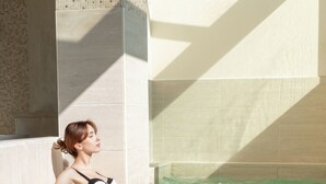 A person in a bathtub with water splashing around. - Giotto Hotel & Spa (Assisi)