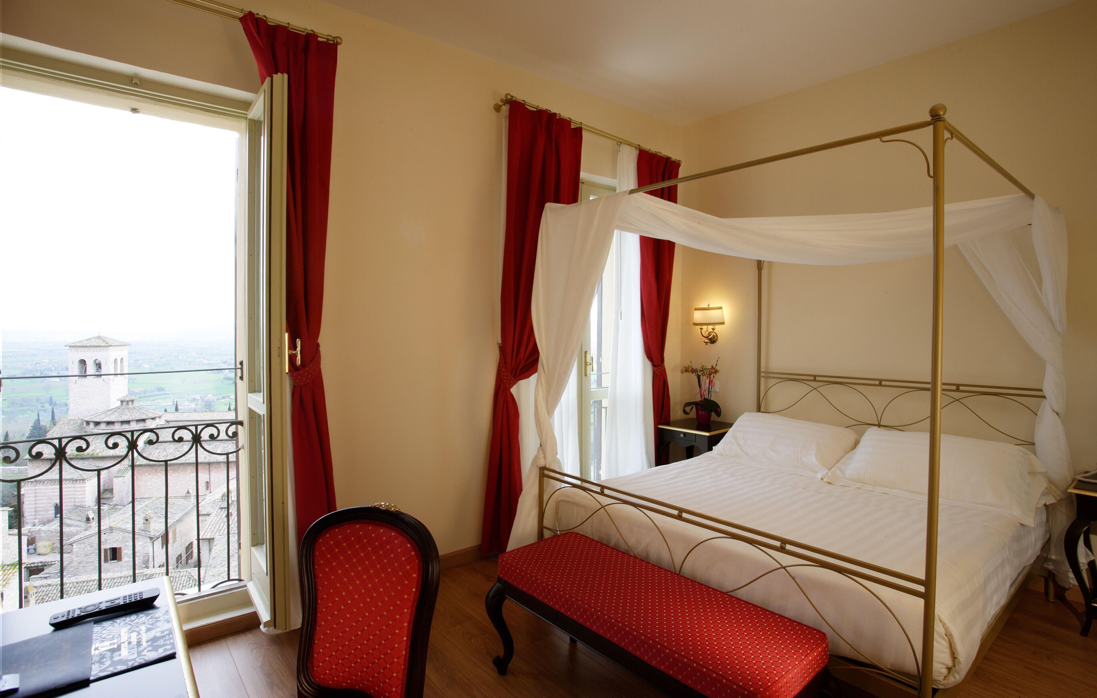 Ropa de cama de alta calidad, cubrecamas y minibar 