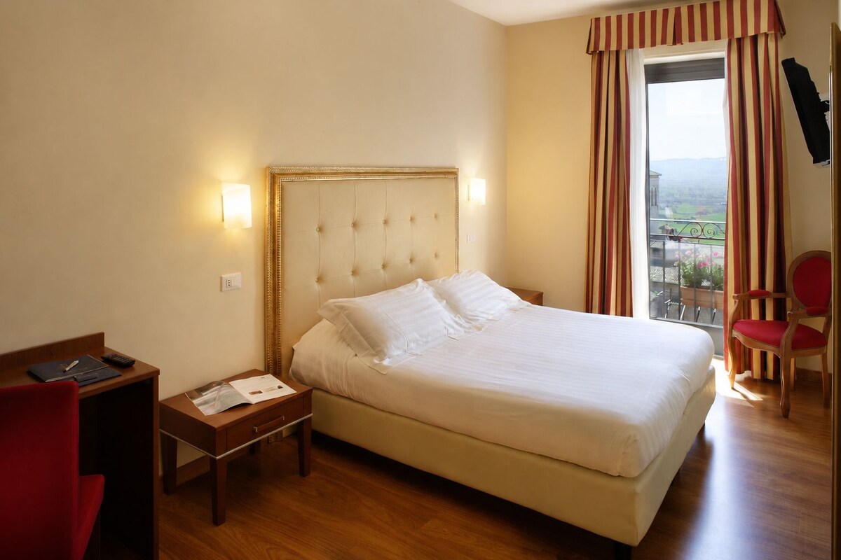 Habitación doble estándar, vista al valle | Ropa de cama de alta calidad, edredón y minibar 