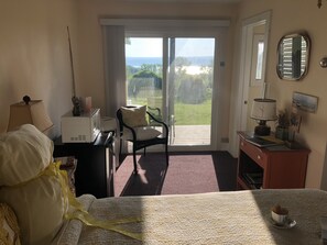 Standard Room, 1 Queen Bed, Refrigerator & Microwave, Lake View | Individually decorated, individually furnished, iron/ironing board - Savannah House Wine Country Inn & Cottages (Himrod)