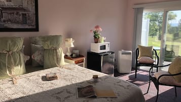 Kamar Standar, 1 Tempat Tidur Queen, lemari es & microwave, pemandangan danau | 1 kamar tidur dan didekorasi berbeda-beda