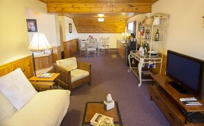 32-inch flat-screen TV with cable channels, TV, fireplace - Savannah House Wine Country Inn & Cottages (Himrod)