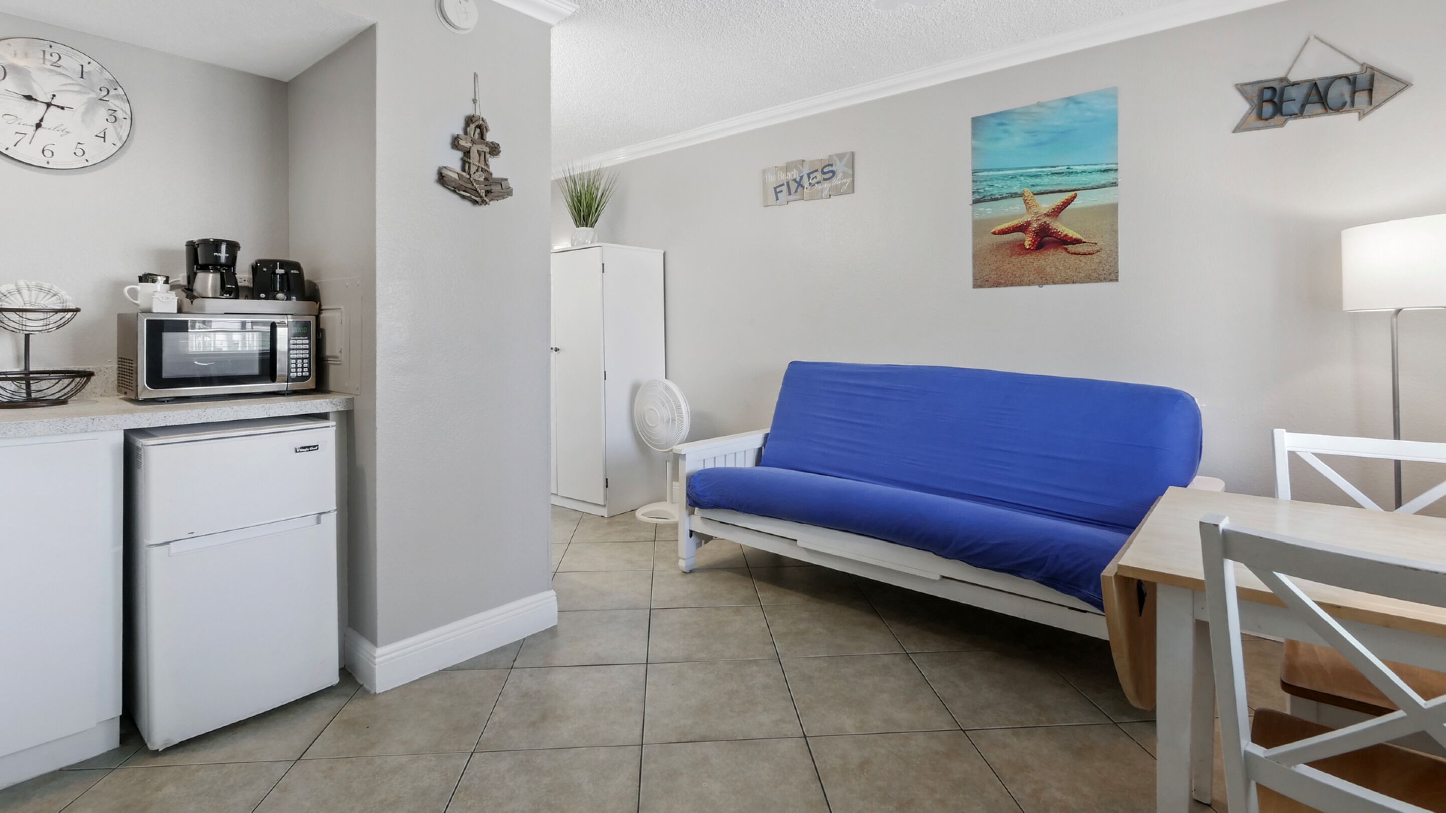 two doubles suite | living area | flat-screen tv