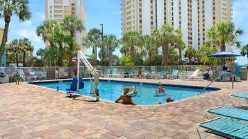 Piscina externa, piscina aquecida, funciona das 8h às 22h, guarda-sóis