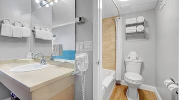 Een moderne badkamer met een wastafel, spiegel, handdoekhouder en toilet.