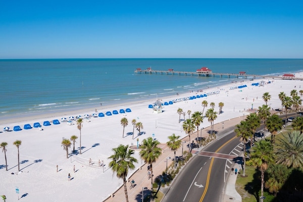 Una playa cerca, arena blanca