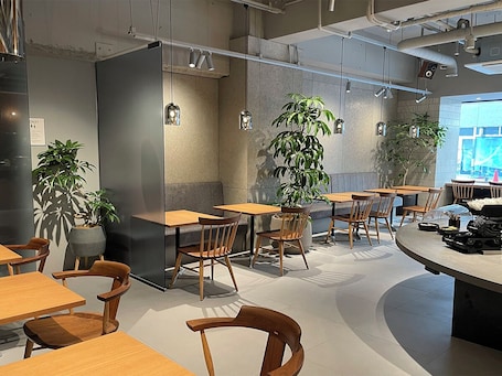 朝食、ランチ、ディナーに営業. ハートンホテル心斎橋