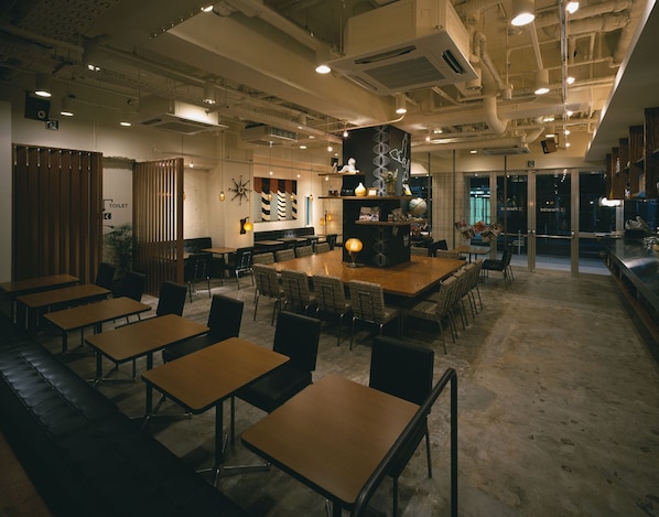 朝食、ランチ、ディナーに営業