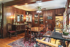 Breakfast area - Black Mountain Inn (Black Mountain)