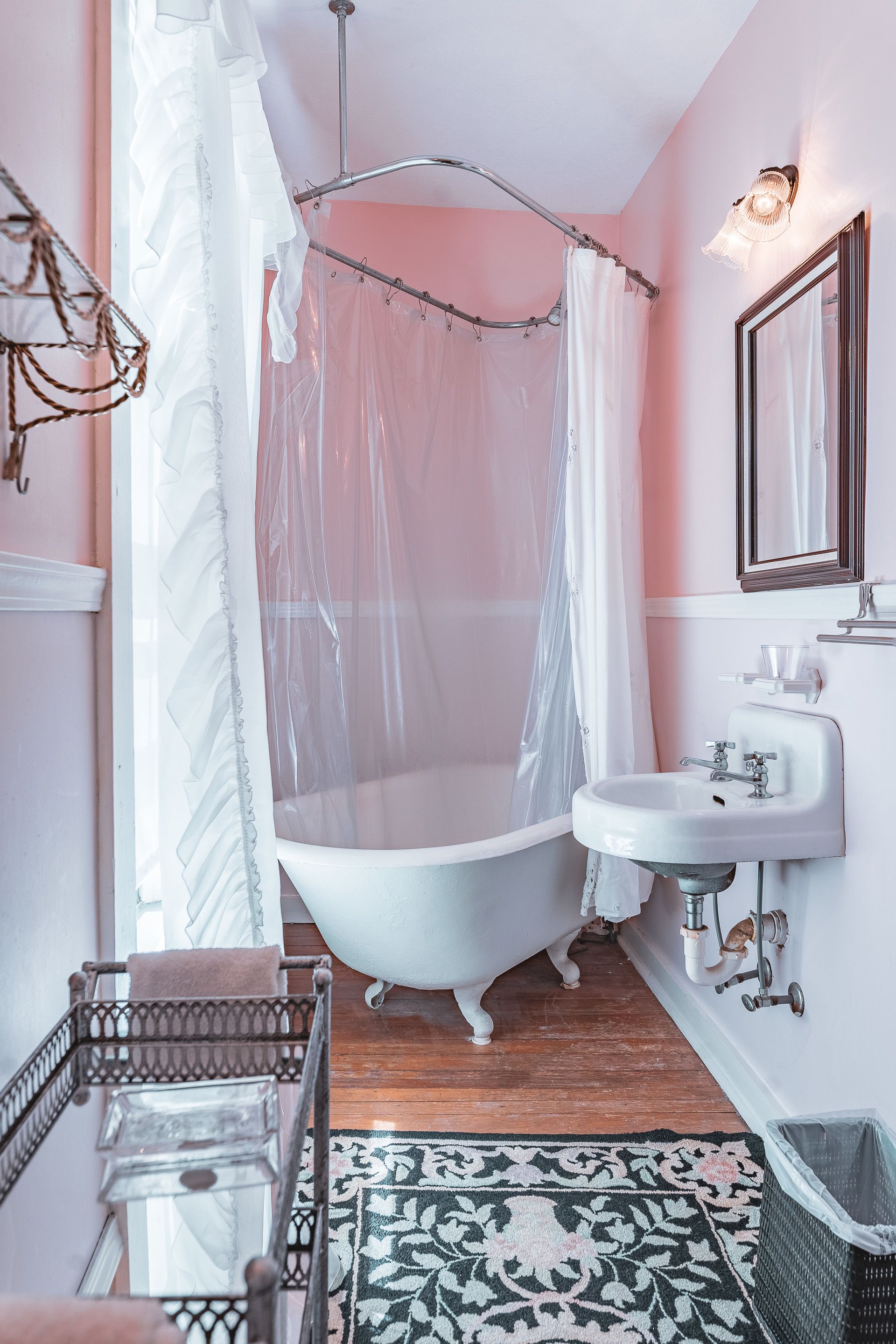 Room, Private Bathroom (Aryana's) | Bathroom | Free toiletries, towels