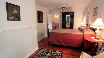 Huone, oma kylpyhuone (Aryana's) | Ylelliset vuodevaatteet, lisävuoteet, ilmainen Wi-Fi, vuodevaatteet