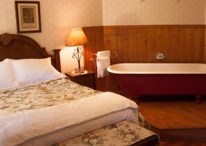 Premium bedding, rollaway beds, free WiFi, bed sheets - Black Mountain Inn (Black Mountain)