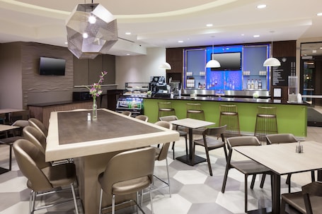 Lunch and dinner served, pool views . SpringHill Suites by Marriott Orlando at SeaWorld