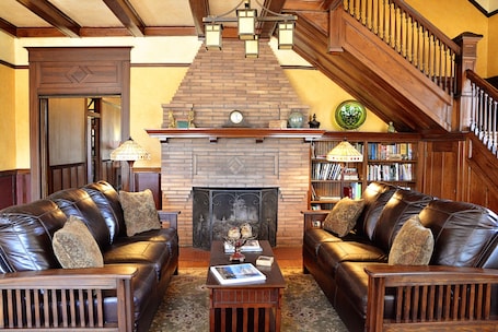 Sala de estar en el lobby. Iron Horse Inn