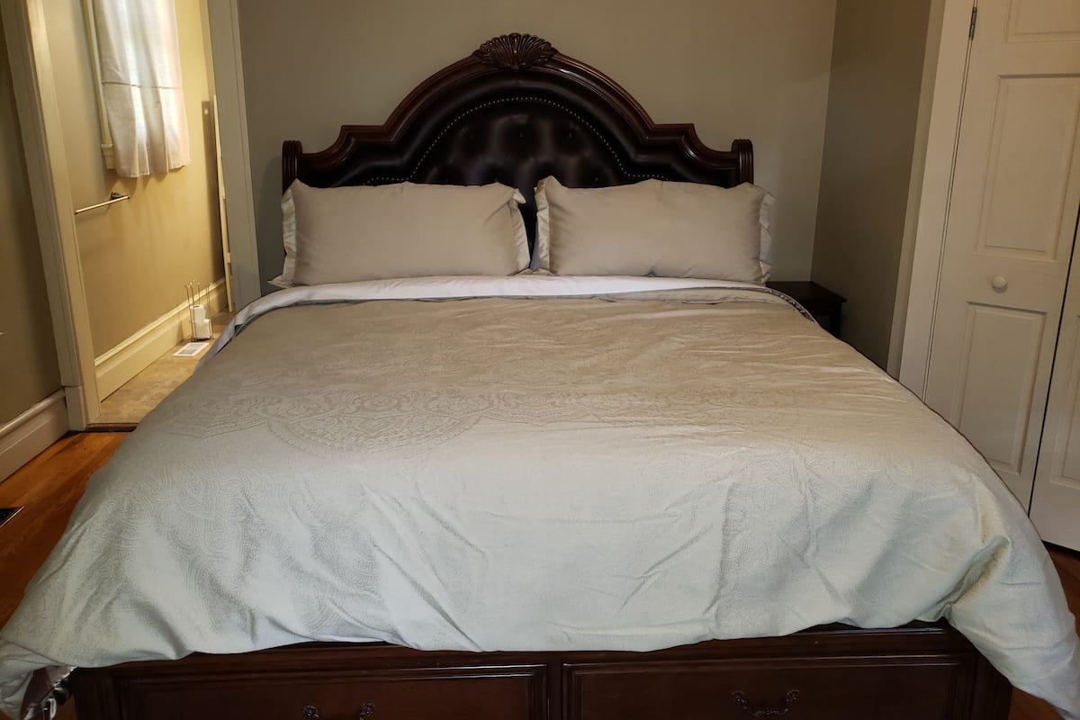 Habitación Deluxe, 1 cama de matrimonio grande | 1 dormitorio, ropa de cama de alta calidad, decoración individual