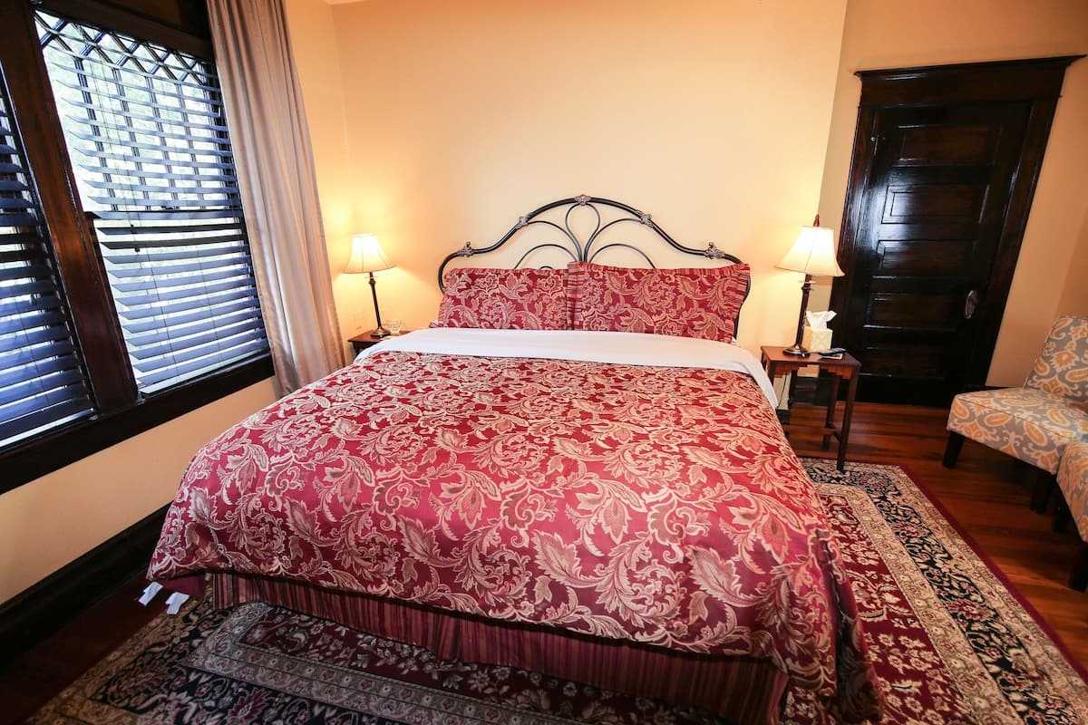 Superior Double Room, Ensuite, Garden View (Sunflower Room) | 1 bedroom, premium bedding, iron/ironing board (on request), WiFi (free)