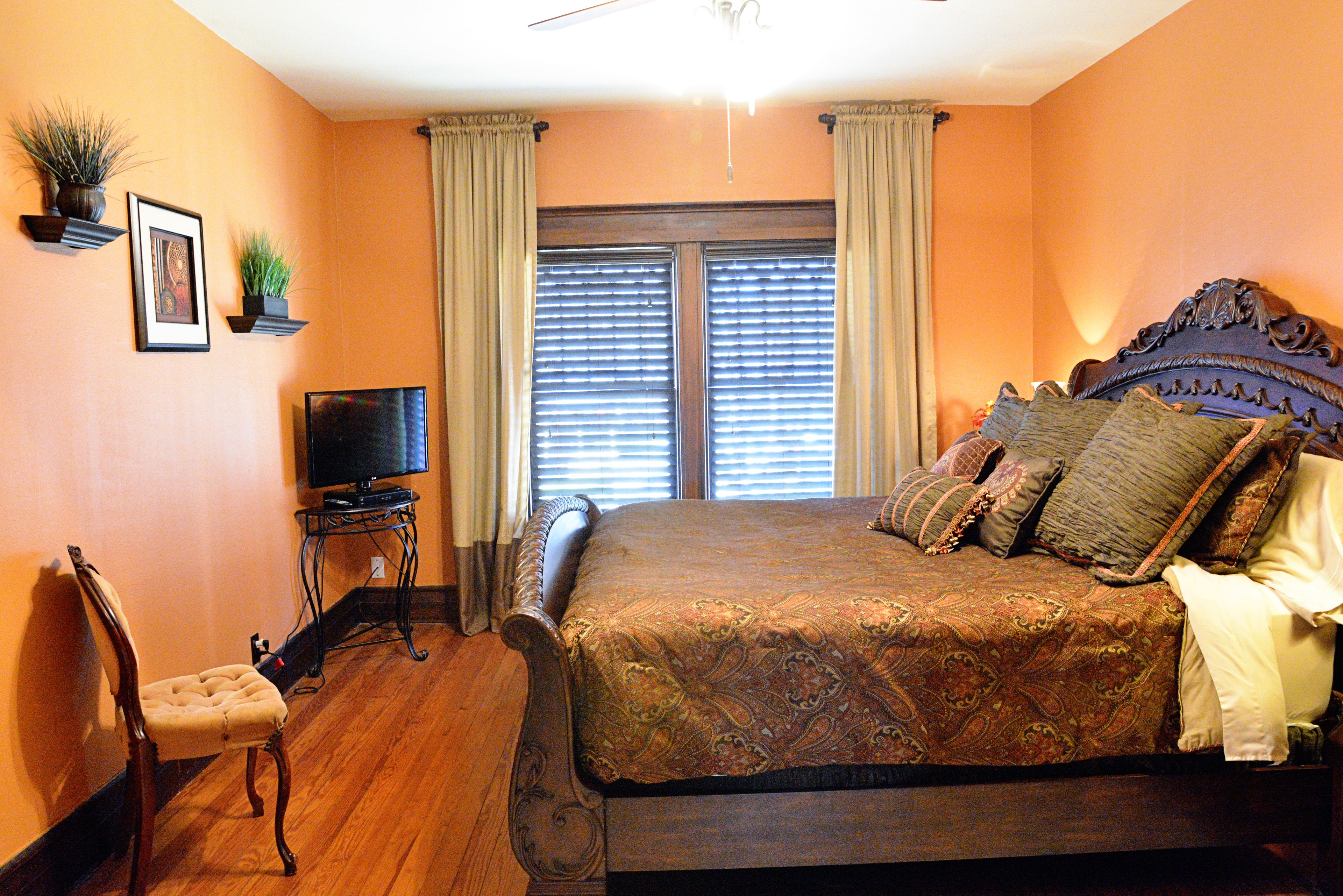 1 غرفة نوم وأغطية فراش متميزة وبديكورات فريدة لكل غرفة ومكواة/لوح كي