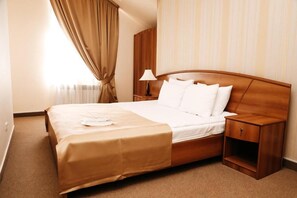 Executive Suite, Multiple Beds, Lake View (2nd Floor;Living Room)