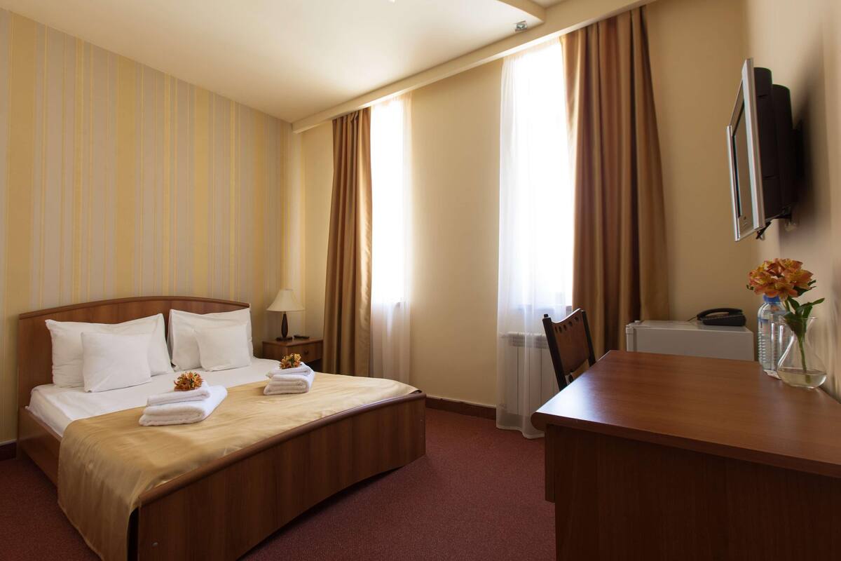 Premium bedding, in-room safe, blackout curtains