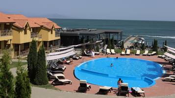 Alberca al aire libre por temporada y camastros