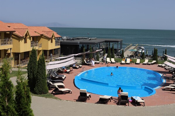 Seasonal outdoor pool, open 10:00 AM to 10:00 PM, pool loungers