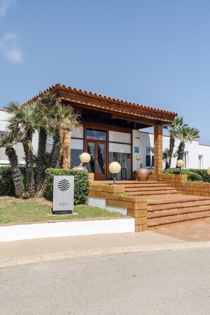 Property entrance - AluaSun Mediterráneo Hotel (Sant Lluis)