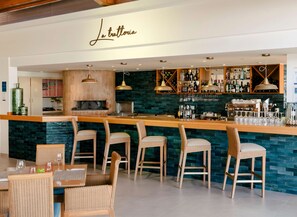 2 bars/lounges, 2 poolside bars - AluaSun Mediterráneo Hotel (Sant Lluis)