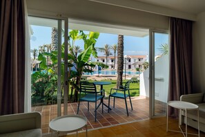 In-room safe, laptop workspace, free cots/infant beds, free WiFi - AluaSun Mediterráneo Hotel (Sant Lluis)