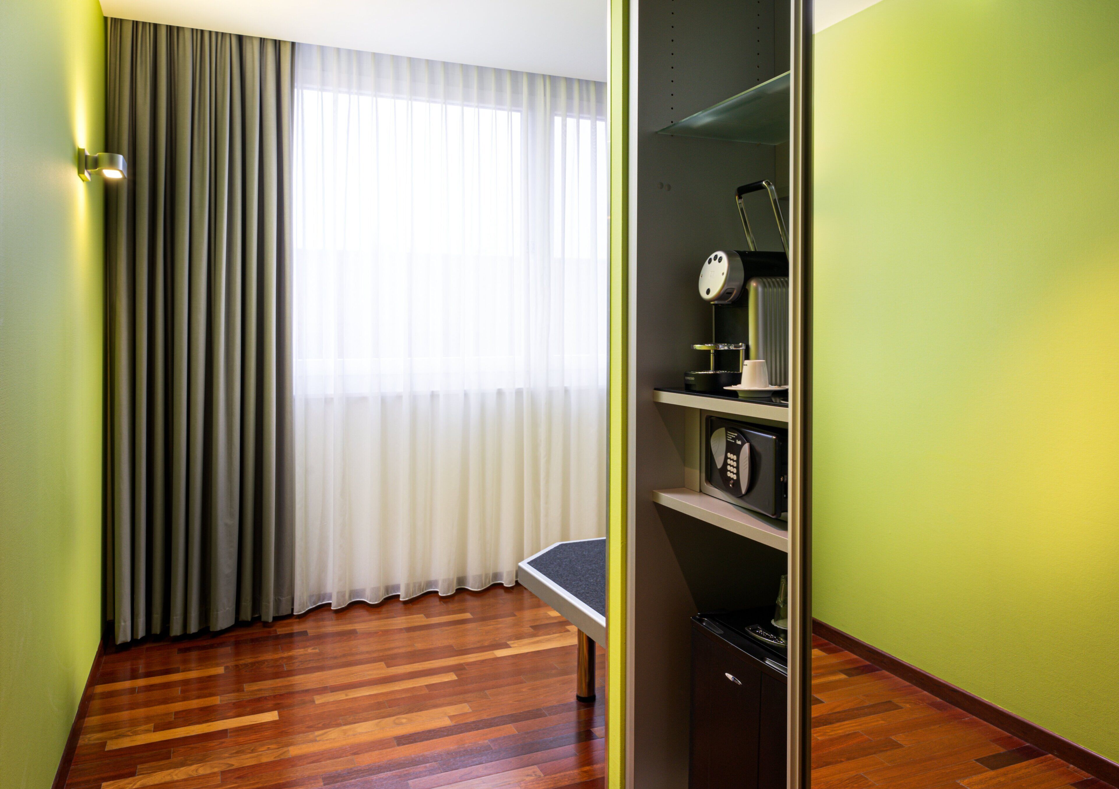 premium room, 1 king bed, corner | hypo-allergenic bedding, in-room safe, desk, laptop workspace