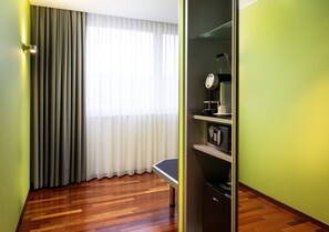 Ropa de cama hipoalergénica y caja de seguridad en la habitación 