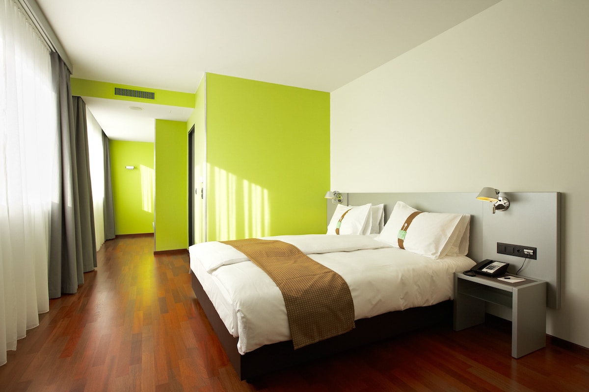Premium Room, 1 King Bed, Corner | Hypo-allergenic bedding available, in-room safe, desk, laptop workspace
