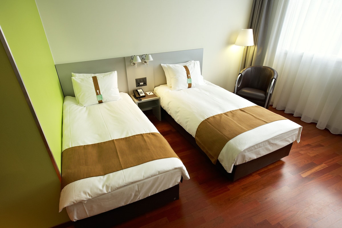 Hypo-allergenic bedding available, in-room safe, desk, laptop workspace