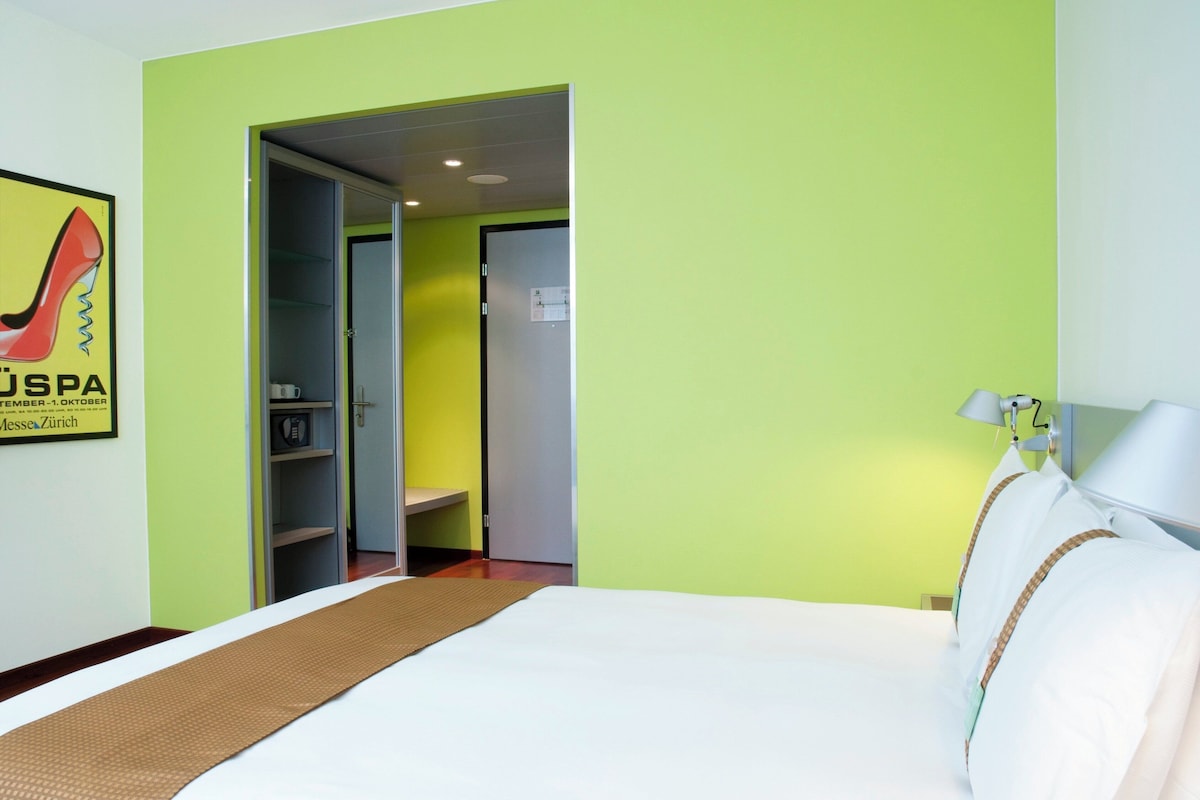 Hypo-allergenic bedding available, in-room safe, desk, laptop workspace
