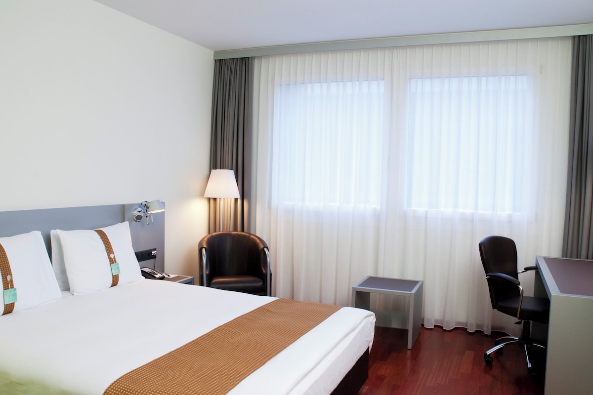 Hypo-allergenic bedding available, in-room safe, desk, laptop workspace