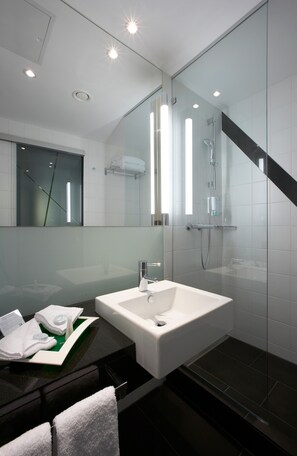 Duschwanne, kostenlose Toilettenartikel, Haartrockner, Hausschuhe