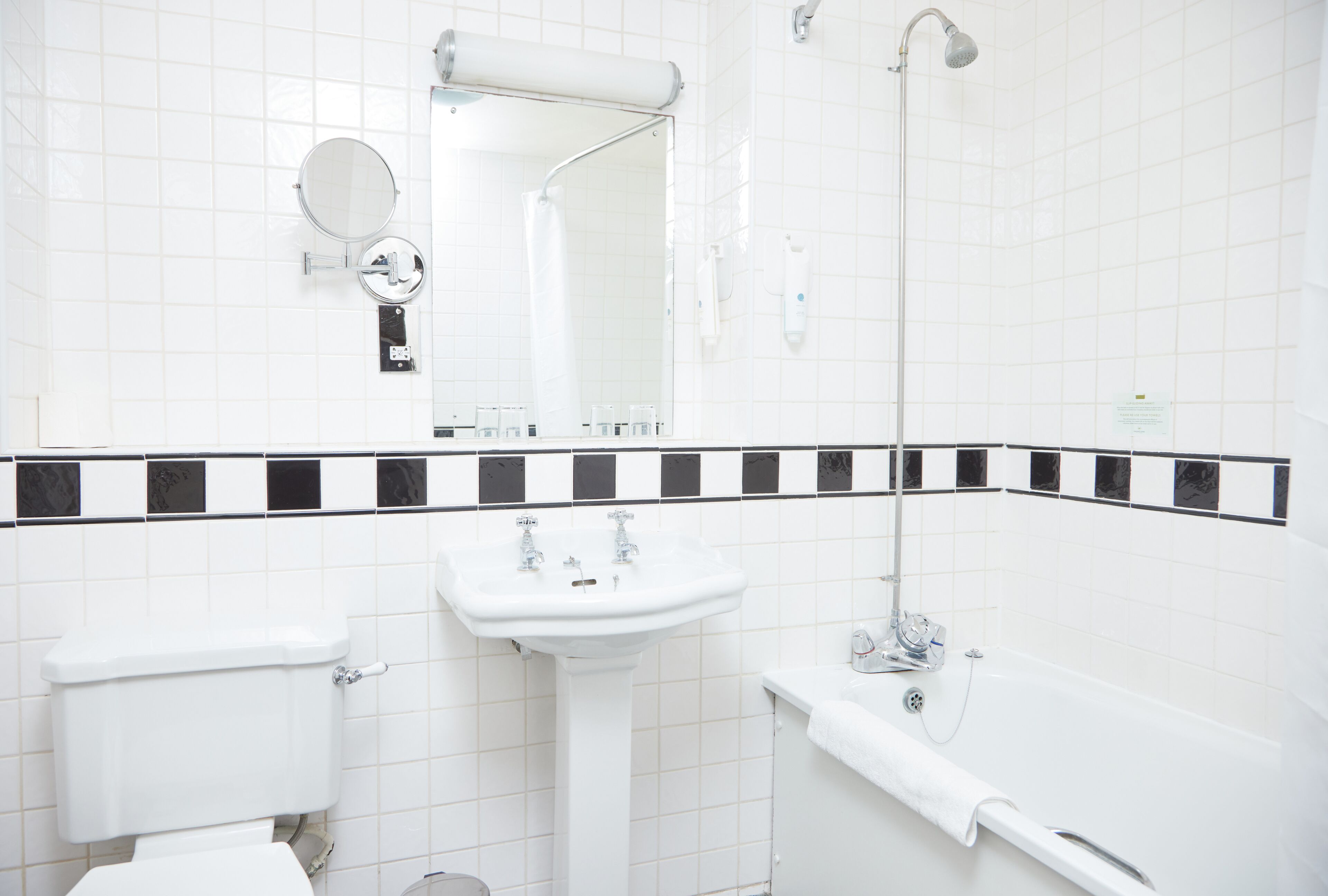 Un baño con inodoro, lavabo y bañera.