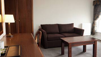 Family Room Sleeps 4 | Desk, iron/ironing board, free WiFi, bed sheets