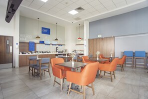 Tägliches inbegriffenes kontinentales Frühstück