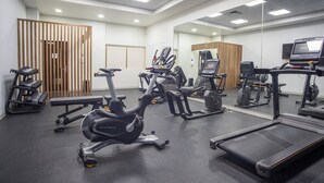 A gym with exercise equipment including treadmills, stationary bikes, and weight machines. - Holiday Inn Express Guadalajara Iteso by IHG (Tlaquepaque)