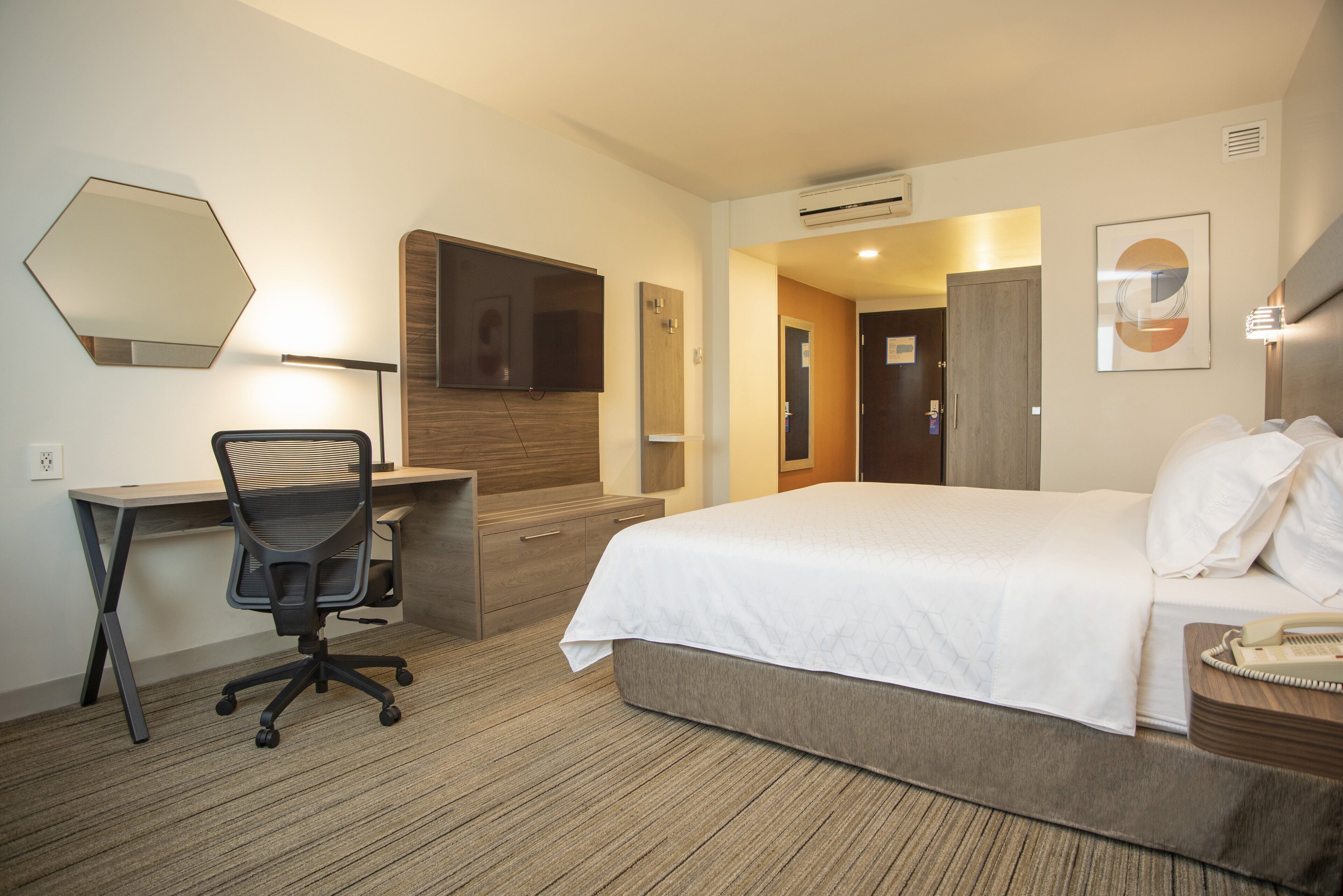 standard room, 1 king bed | 1 bedroom, premium bedding, in-room safe, desk