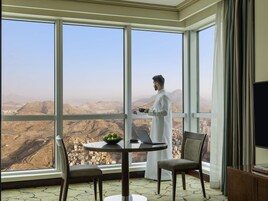 Deluxe-Suite, 1 King-Bett (Partial Haram View) | Hochwertige Bettwaren, Minibar, Zimmersafe, Schreibtisch