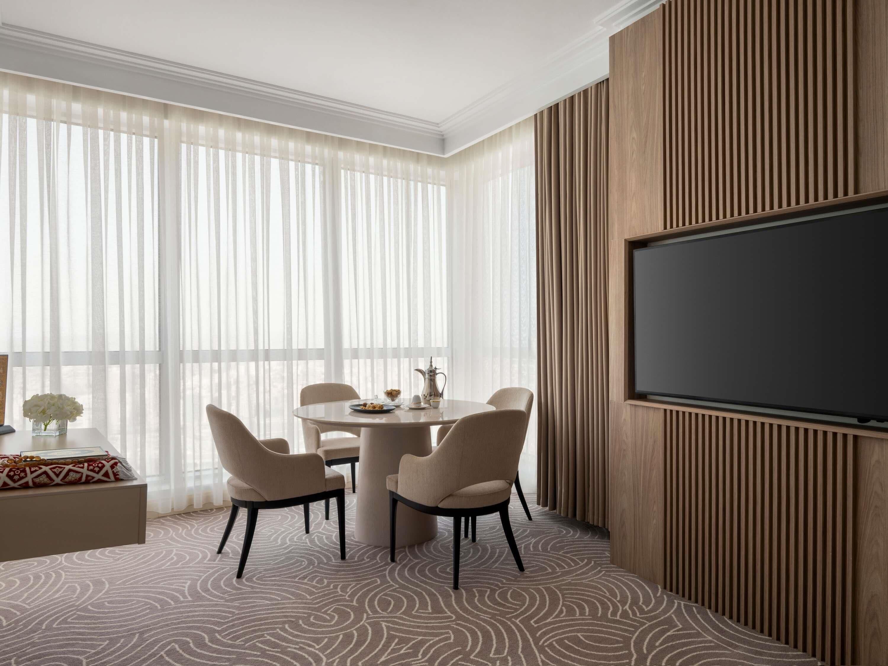 Ropa de cama de alta calidad, minibar, caja fuerte y escritorio