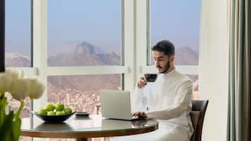 Egyptian cotton sheets, premium bedding, pillowtop beds, minibar