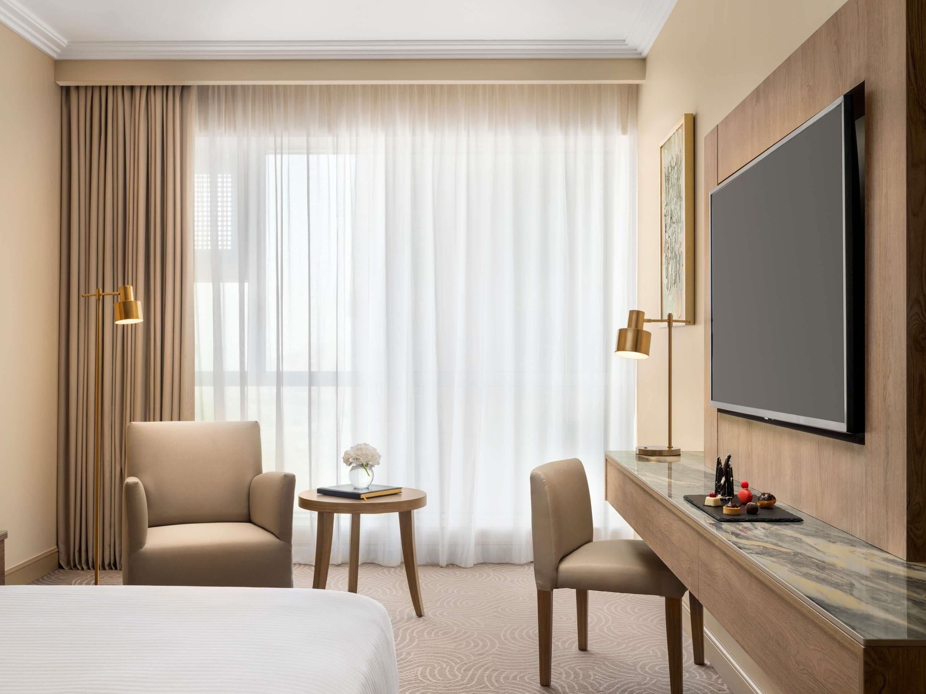 Ropa de cama de alta calidad, minibar, caja fuerte y escritorio