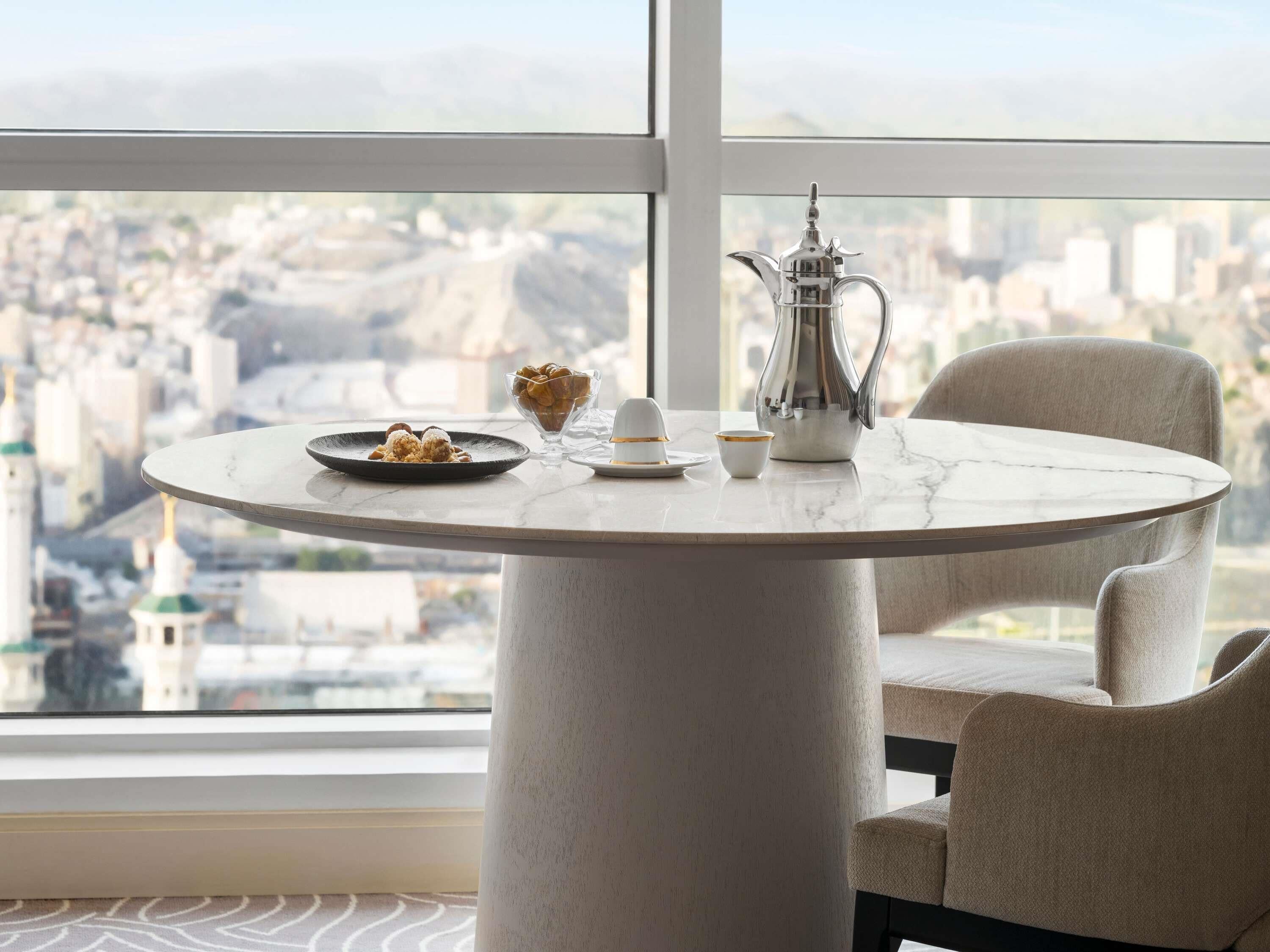 Sengetøy av topp kvalitet, minibar, safe på rommet og skrivebord