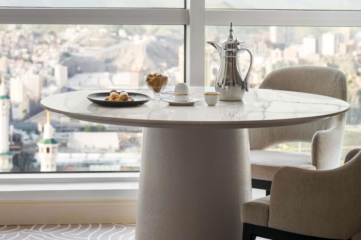 Sengetøy av topp kvalitet, minibar, safe på rommet og skrivebord