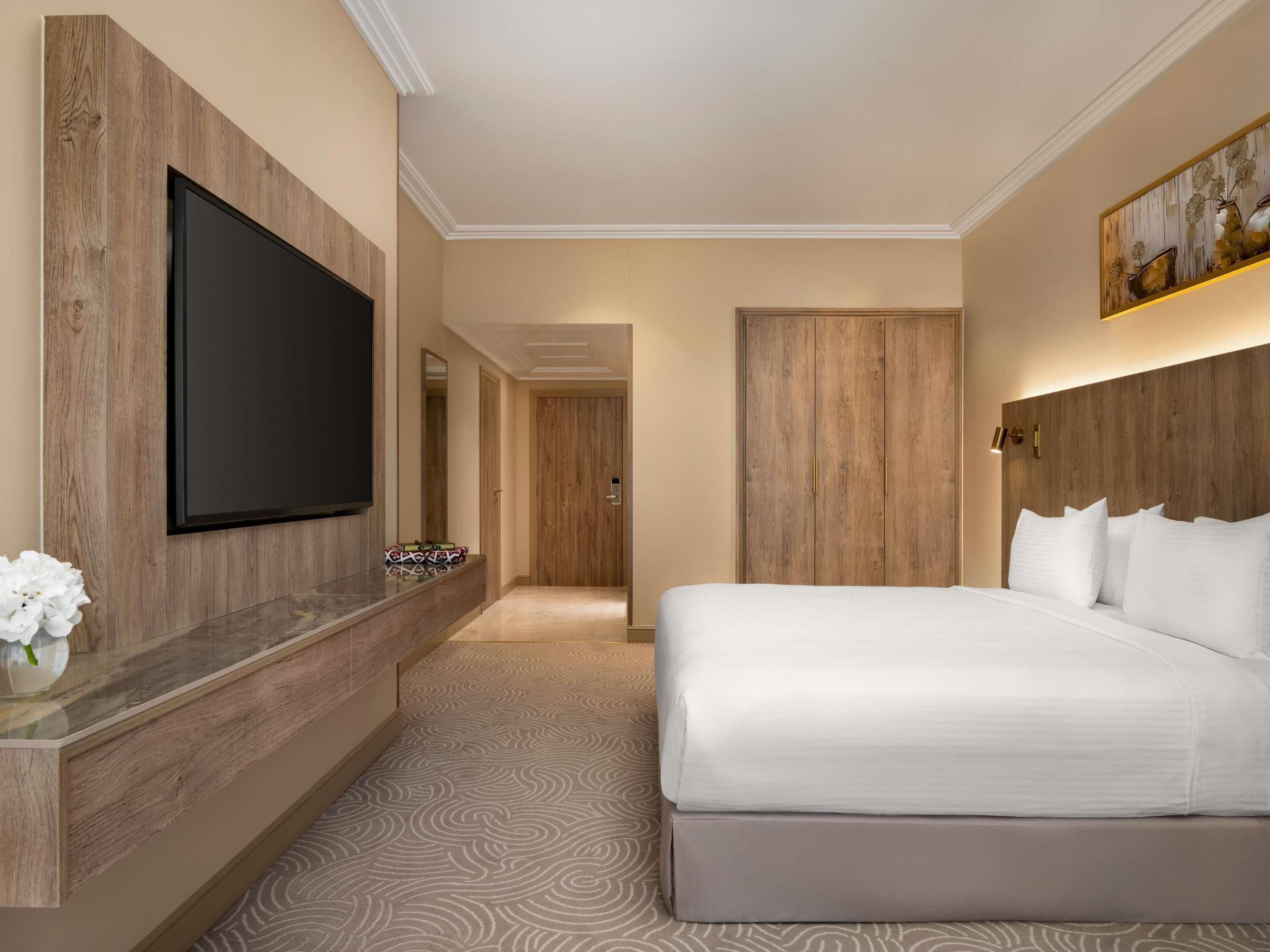 Egyptian cotton sheets, premium bedding, pillow-top beds, minibar