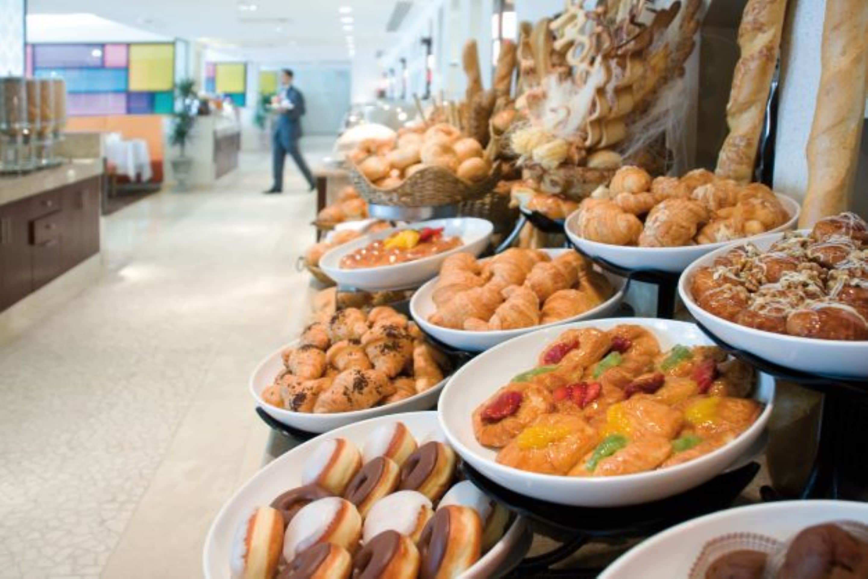 Se ofrece un desayuno bufé (60 SAR por persona)