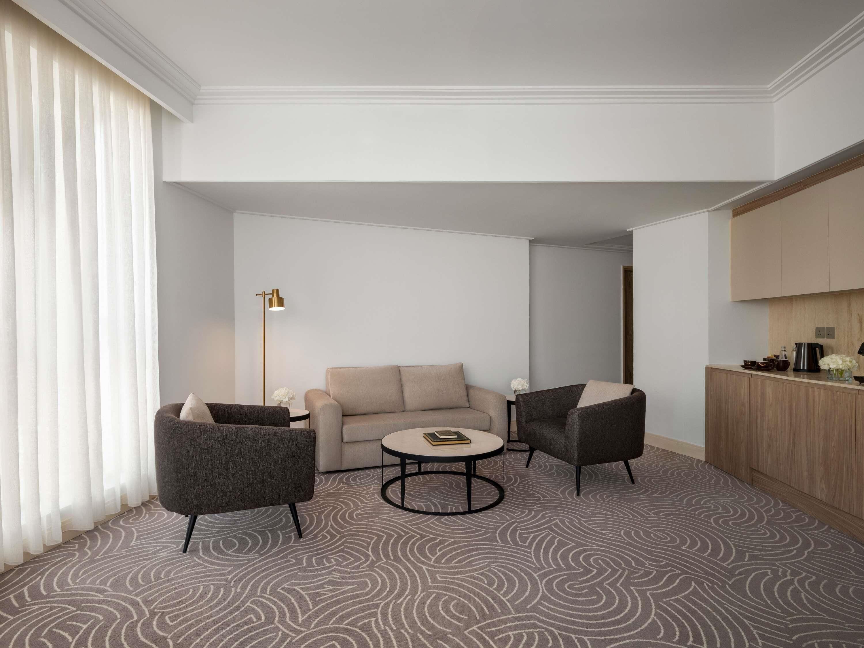 Ropa de cama de alta calidad, minibar, caja fuerte y escritorio